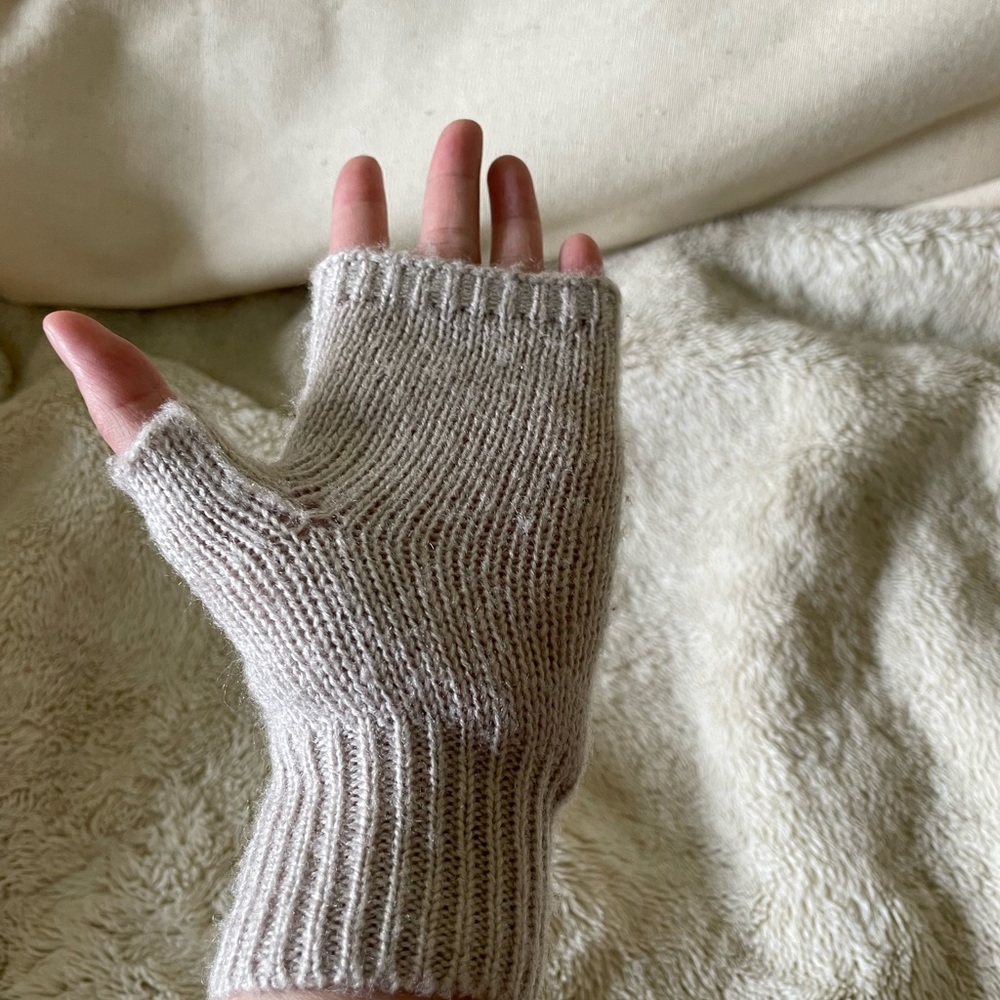 H&M dainty knit gloves. Great condition. One size. 100% acrylic. - Picture 4 of 7